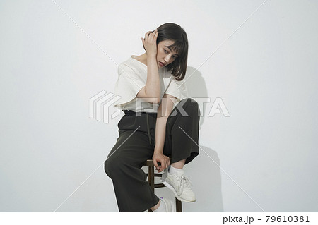 シンプルなファッションの女性ポートレート 79610381