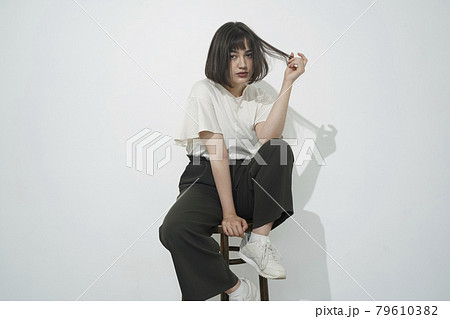 シンプルなファッションの女性ポートレート 79610382
