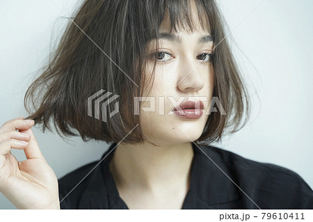 無造作なヘアスタイルの女性 79610411