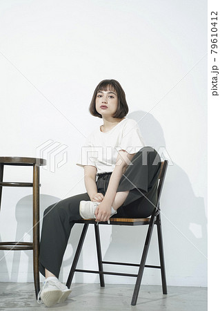 シンプルなファッションの女性ポートレート 79610412