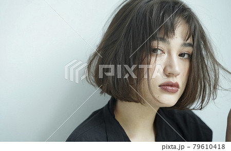 無造作なヘアスタイルの女性 79610418