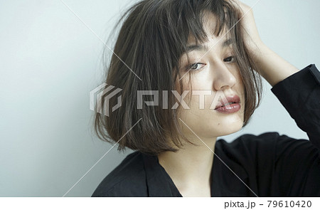 無造作なヘアスタイルの女性の写真素材