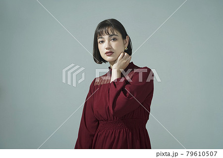 ドレスアップした女性のポートレート ドレスアップした女性のポートレート 79610507