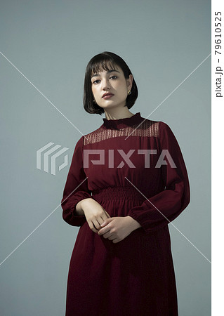 ドレスアップした女性のポートレート 79610525