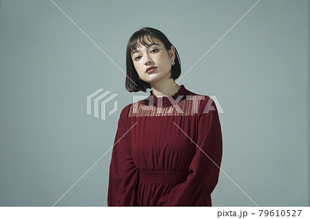 ドレスアップした女性のポートレート ドレスアップした女性のポートレート 79610527