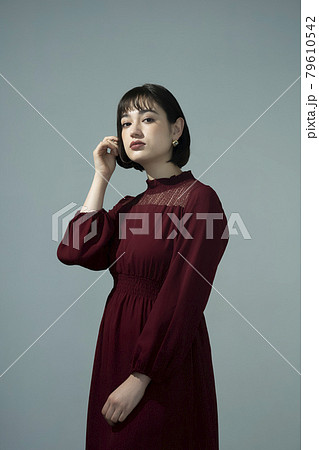 ドレスアップした女性のポートレート ドレスアップした女性のポートレート 79610542