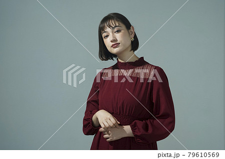 ドレスアップした女性のポートレート 79610569