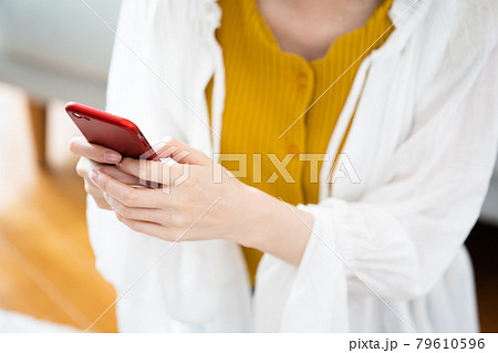 スマホを見る若い女性 スマホを見る若い女性 79610596