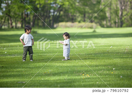 夏の公園で遊ぶ兄妹 79610792