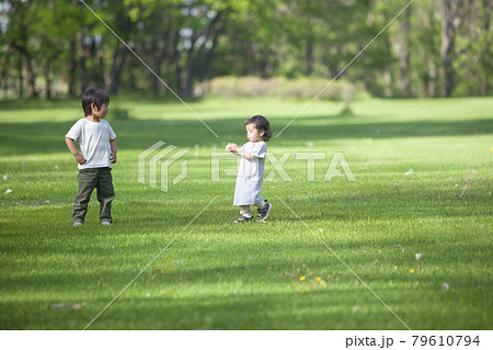夏の公園で遊ぶ兄妹 夏の公園で遊ぶ兄妹 79610794