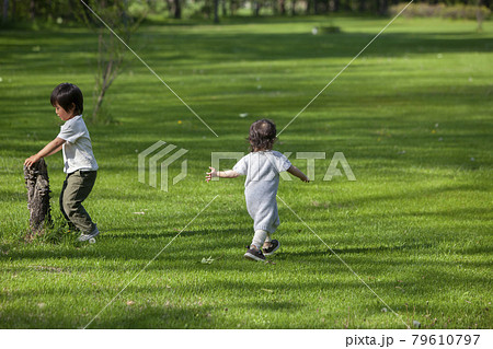 夏の公園で遊ぶ兄妹 79610797