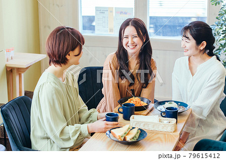 女子会 ランチ カフェ 飲食店にきた女性たちの写真素材