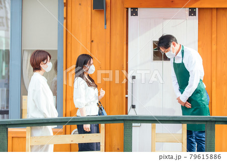 コロナ禍での入店場面 79615886