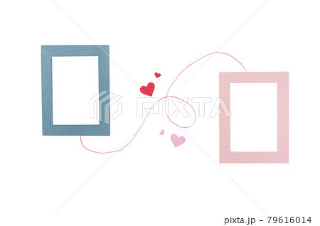 恋愛をモチーフにフレームとハートを使った白背景のグラフィック素材 79616014