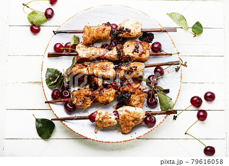 Chicken breast kebab with berry marinade 79616058