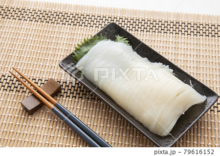 スルメイカの刺身 79616152