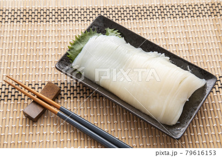 スルメイカの刺身 79616153