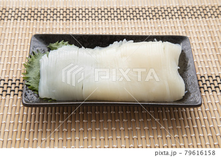 スルメイカの刺身 79616158