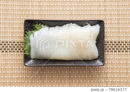 スルメイカの刺身 79616377