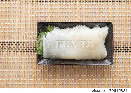 スルメイカの刺身 79616381