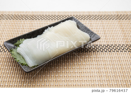 スルメイカの刺身 79616437