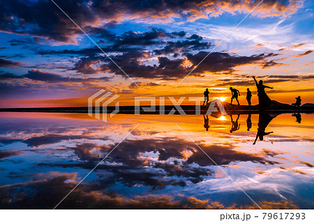 父母ヶ浜の夕焼けシルエット 父母ヶ浜の夕焼けシルエット 79617293