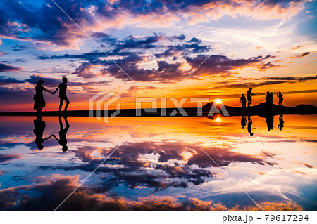 父母ヶ浜の夕焼けシルエット 父母ヶ浜の夕焼けシルエット 79617294