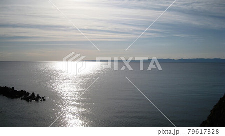 夏の晴れた日の日本海と佐渡ヶ島 夏の晴れた日の日本海と佐渡ヶ島 79617328