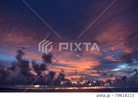 グラデーションの綺麗な夕日と海 地平線の背景の写真素材