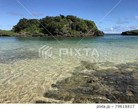 夏でも静かな離島の海 79618817
