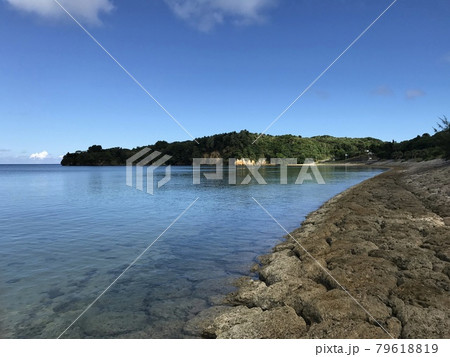 夏でも静かな離島の海 夏でも静かな離島の海 79618819
