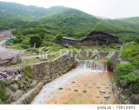 坊ガツルにひっそりと佇む初夏の法華院温泉山荘　大分県竹田市久住町大字有氏 79618902