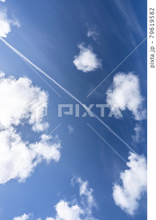 青空と飛行機雲 の写真素材