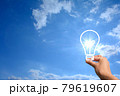 太陽　電球　青空 79619607