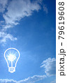太陽　電球　青空 79619608