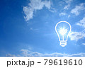 太陽　電球　青空 79619610