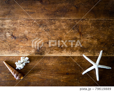 ヒトデと巻貝とサンゴ 茶色いビンテージアンティーク風な木目がかっこいい木のテーブル ヒトデと巻貝とサンゴ 茶色いビンテージアンティーク風な木目がかっこいい木のテーブル 79619889