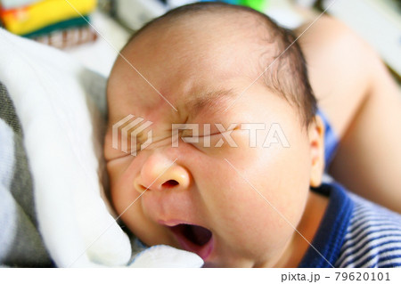 赤ちゃん 人間 あくびの写真素材