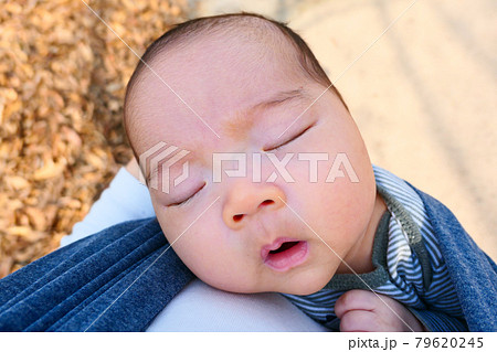 睡眠 就寝 赤ちゃん 79620245