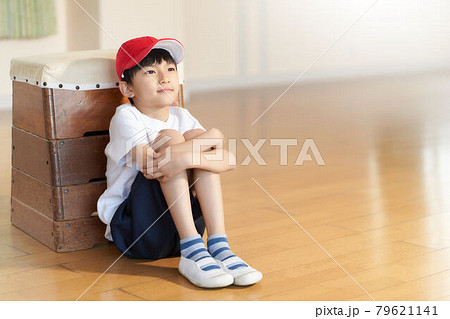 跳び箱にもたれて座る男の子 79621141