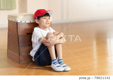 跳び箱にもたれて座る男の子 跳び箱にもたれて座る男の子 79621142