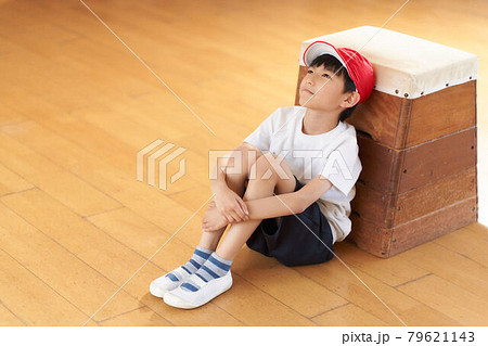 跳び箱にもたれて座る男の子 79621143