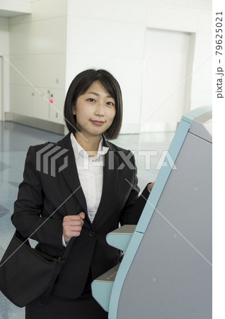 空港のチェックイン機を操作する女性 空港のチェックイン機を操作する女性 79625021