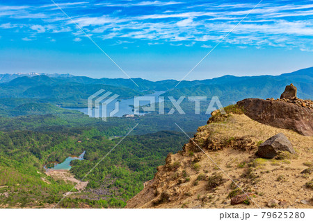 磐梯山から望む裏磐梯（銅沼と桧原湖） 79625280