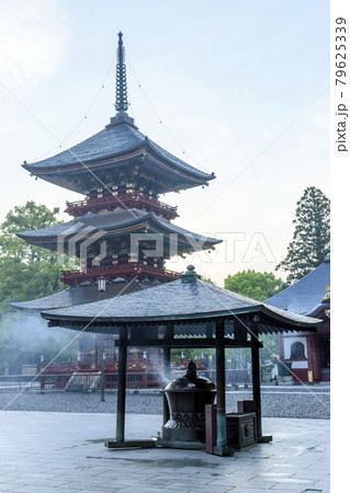 成田山新勝寺 早朝の香炉と三重塔 成田山新勝寺 早朝の香炉と三重塔 79625339