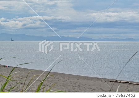 雲の隙間からの日差しでキラキラ輝く静かな海 雲の隙間からの日差しでキラキラ輝く静かな海 79627452