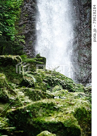 滝の見える苔の生えた岩の風景 79628284