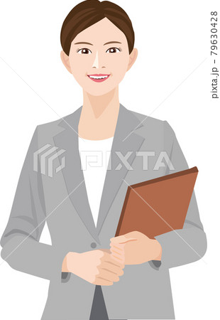 グレーのスーツで働く女性 79630428