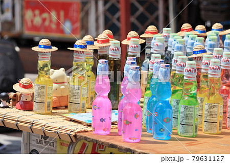 露店に並ぶカラフルなラムネ 清涼飲料 熱中症予防の写真素材