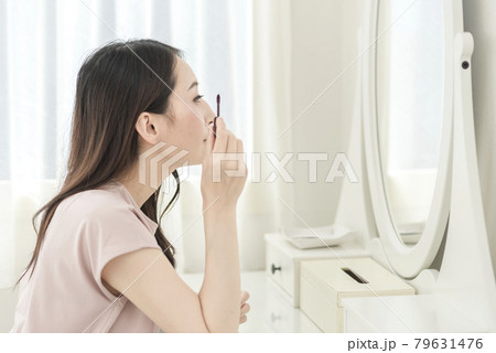 アイメイクする若い女性 アイメイクする若い女性 79631476